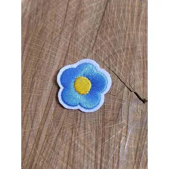 Textilní nažehlovací páska Nažehlovačka vyšívaný květ modrá světlá