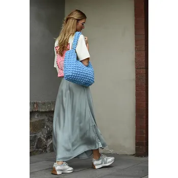 Dámské oblečení SVĚTLE ŠEDÁ SATÉNOVÁ SUKNĚ PECA del SOL