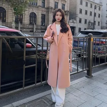 Dámský kabát Modrý dámský kabát s páskem – volný střih, midi délka Barva: Růžová, Velikost: S