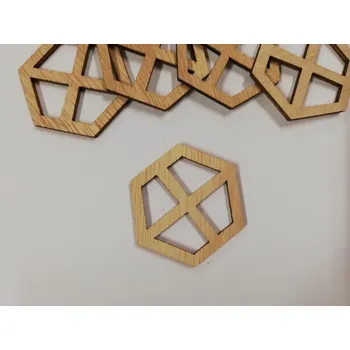 Překližka Dřevěný výřez okno hexagon tmavý
