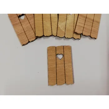 Překližka Dřevěný výřez dvířka se srdíčkem