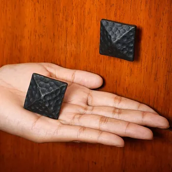 Výprodej Litinová čtvercová knopka 2x2 cm, rustikální kovaný vzhled - Outlet