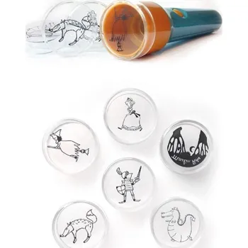 MOULIN ROTY Kapesní promítačka Hrdinové