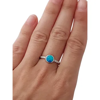 Prsten Stříbrný prsten s kulatým modrým opálem a zirkony - oceánská hloubka v jemném třpytu ve velikosti 58