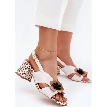 Dámské sandále Kožené dámské sandály na podpatku s květinami Laura Messi 2950 Barva: Bílá, Velikost: 38