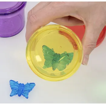 Hračka pro nejmenší TICKIT Průsvitný kelímek se zvětšovacím víčkem - (1 ks) Barva: Žlutá