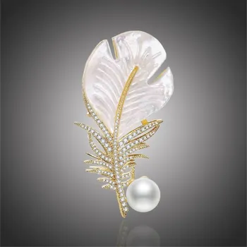 Brož Éternelle Exkluzivní brož s perlou a zirkony Paví brko B7142-E-146 Zlatá