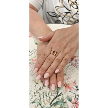 Prsten Pánský prsten s centrálním červeným kamenem Velikost prstenu: 63, Váha: 4,82 g, Ryzost: 14kt (585/1000)