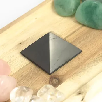 Šungitová pyramida 4 cm – Ochrana prostoru a klid mysli