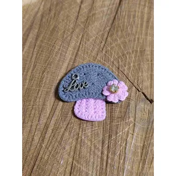 Háčkovaná textilní aplikace hříbek