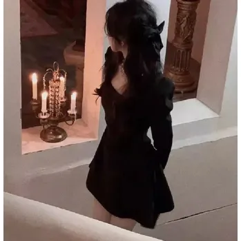 Dámské šaty elegantní šaty s hranatým výstřihem – s přiléhavým pasem Barva: Černá, Velikost: M