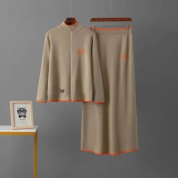 Dámská pletená dvoudílná souprava – svetr s výšivkou a sukně Velikost: ONE SIZE, Barva (Varianta): Khaki