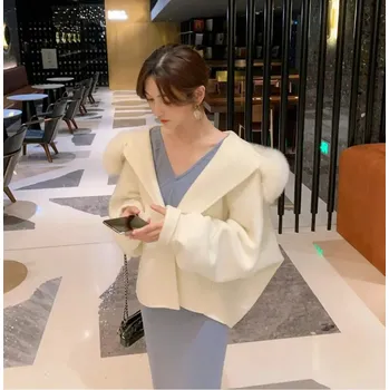 Dámský kabát vlněný kabát s kožešinovým límcem – krátký model s liščí srstí Velikost: S, Barva (Varianta): Bílá