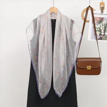 Šátek Hedvábný šifon Šedý s kvítky 110x110 cm v dárkovém balení, HEDVÁBNÝ SVĚT