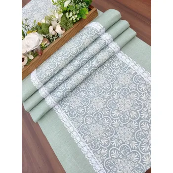 ubrus Běhoun na stůl – bílé krajkové květy na skandinávsky zelené| Ruční výroba (Rozměr: 42 x 137 cm)