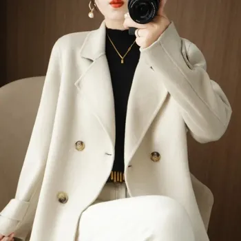 Dámský kabát Dámský vlněný kabát – zkrácený podzimní model se stojáčkem Barva: Bílá, Velikost: M