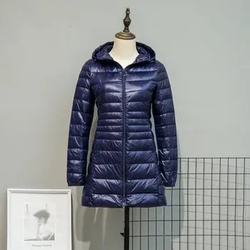 Dámská parka Dlouhá dámská péřová bunda – lehká, větruodolná, zimní s kapucí Barva: Tmavě Modrá, Velikost: 3XL