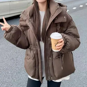 Dámská parka krátká péřová bunda s kapucí – zateplený voděodolný model Barva: Hnědá, Velikost: S