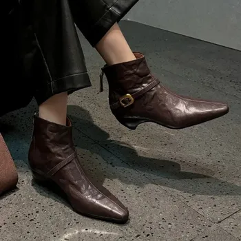 Dámské kozačky Kožené kotníkové boty s přezkou a nízkým podpatkem Barva: Hnědá, Velikost: 35