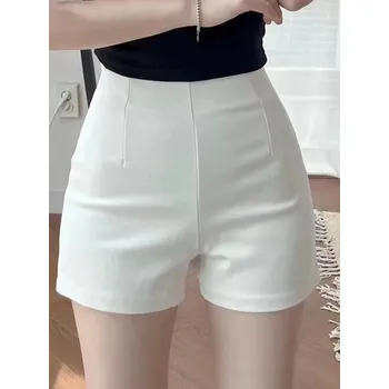 Dámské kraťasy Krátké dámské šortky s vysokým pasem a přiléhavým střihem Barva: Bílá, Velikost: M