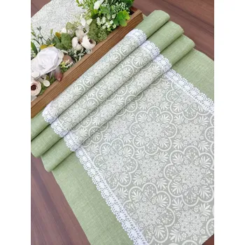 ubrus Běhoun na stůl – bílé krajkové květy na šedozelené| Ruční výroba (Rozměr: 42 x 136 cm)