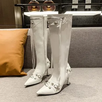 Dámské kozačky Vysoké dámské kozačky na podpatku se zipem a cvočky Barva: Bílá, Velikost: 35