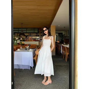 Dámské šaty Letní šaty s úzkým střihem a výstřihem pro drobné postavy Barva: Bílá, Velikost: S