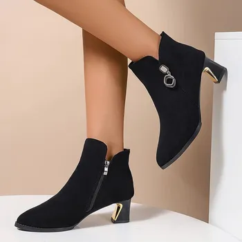 Dámské kozačky Zimní dámské boty s ozdobnými kamínky a silnou podrážkou Barva: Černá, Velikost: 35