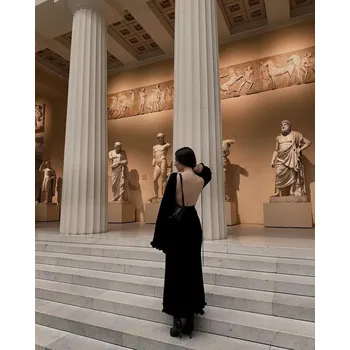 Dámské šaty Dlouhé dámské pletené šaty s výstřihem na zádech Barva: Černá, Velikost: L