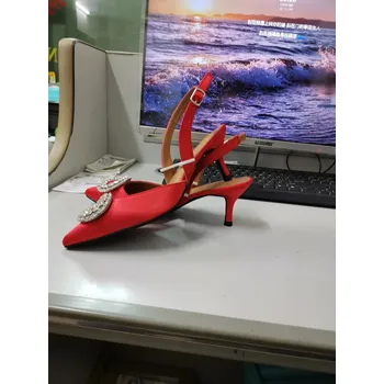 Dámské lodičky Letní dámské lodičky na podpatku se sponou a úzkou špičkou Velikost: 40, Barva (Varianta): Červená 6