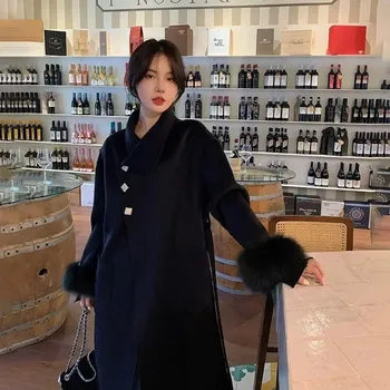 Dámský kabát Dámský vlněný kabát s kožešinovými manžetami Barva: Černá, Velikost: S