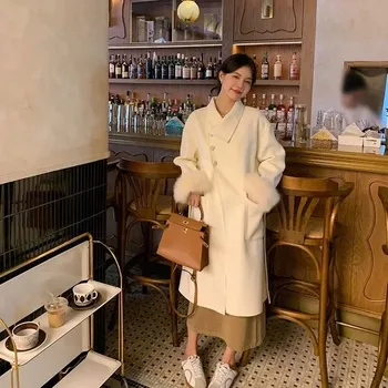 Dámský kabát Dámský vlněný kabát s kožešinovými manžetami Barva: Béžová, Velikost: L