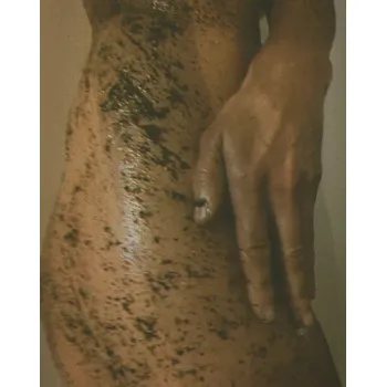 Pleťový peeling LEPAAR Mandarin Mecca Coffee Scrub / Rozjasňující obnovující peeling na tělo a obličej 215 ml