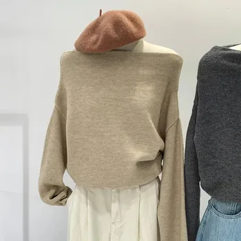 Dámský svetr Pletený svetr s odhaleným ramenem – volný střih Barva: Béžová, Velikost: M