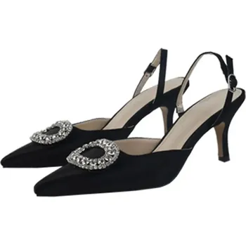 Dámská obuv Letní dámské lodičky na podpatku se sponou a úzkou špičkou Velikost: 34, Barva (Varianta): Černá