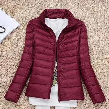 Dámský zimní kabát – tenká péřová bunda s kapucí, větruodolná Barva: Vínová, Velikost: 4XL