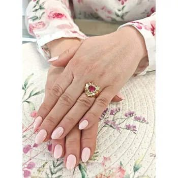 Prsten Zlatý dámský prsten s centrálním rudým srdcem Velikost prstenu: 53, Váha: 3,89 g, Ryzost: 14kt (585/1000)