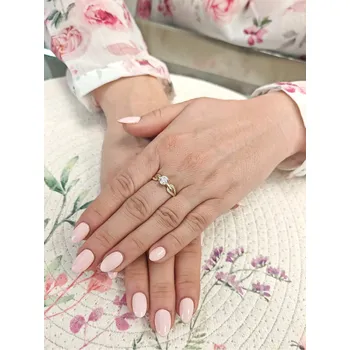 Prsten Zásnubní zlatý dámský prsten s kameny Velikost prstenu: 54, Váha: 2,09 g, Ryzost: 14kt (585/1000)