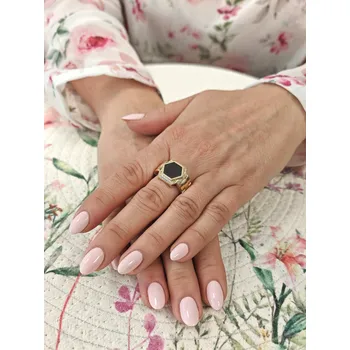 Prsten Pánský prsten s černým centrálním kamenem Velikost prstenu: 62, Váha: 7,35 g, Ryzost: 14kt (585/1000)