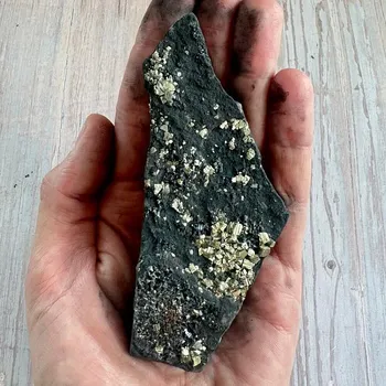 Nefertitis Šungit s pyritem surový 20 cca 11 x 4,5 cm, 156 g