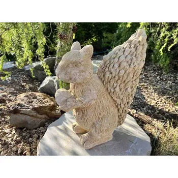 Zahradní dekorace ZahradniDekorace zahradní sošky zvířat - soška Veverka, výška 36 cm, 12 kg