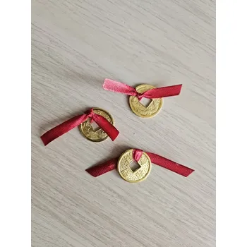 Svícen 1 mince feng shui se stužkou, zlatá