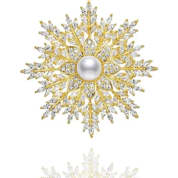 Brož Éternelle Vánoční brož s perlou a zirkony Emma - sněhová vločka B2114-X1155-8-258 Zlatá