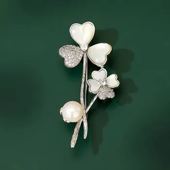 Brož Éternelle Brož s perlou a zirkony Estefanie - čtyřlístek, trojlístek B8128-XH2551 Stříbrná