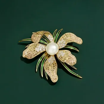 Brož Éternelle Brož se sladkovodní perlou a zirkony Isa - květina B7149-8850866201 Zlatá