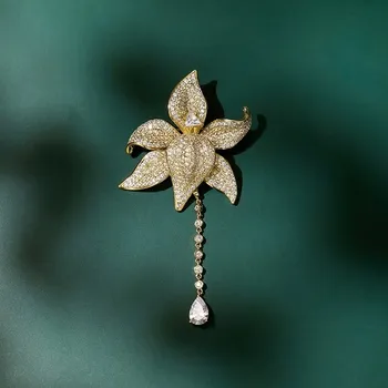 Brož Éternelle Luxusní brož Swarovski Elements Claire - květina B7096-LXT0403A Zlatá