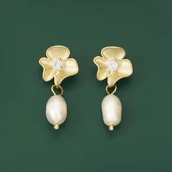 Náušnice Éternelle Náušnice s říční perlou a zirkony Azalea - květina E1440-te15472 Zlatá Bílá