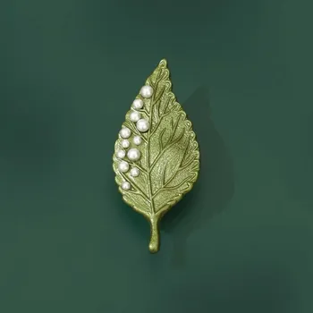 Brož Éternelle Unikátní brož Lístek s kapkami rosy B8108-vs00147 Zelená