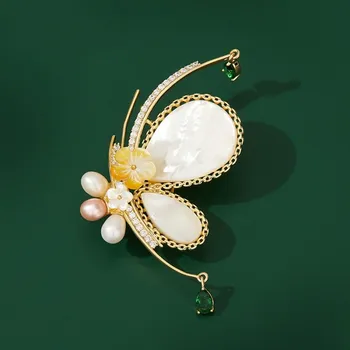 Brož Éternelle Brož ve tvaru motýla se sladkovodními perlami B7261-LXT0671 Zlatá