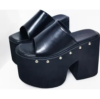 Dámské pantofle sandály na klínku ve vintage stylu s kovovými cvočky Barva: Černá, Velikost: 39